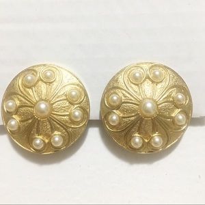 Earrings gold tone faux pearl clip round coin vtg